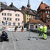Polizeibeamte und Mitarbeiter der Technischen Betriebe Laufenburg installieren auf der Laufenbrücke einen Gitterzaun, der ...