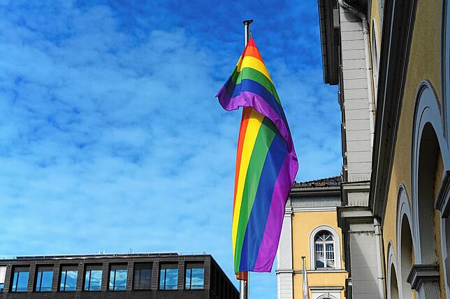 Friedrichshafen zeigte sich auch schon von seiner bunten Seite: Am Stadtbahnhof wehte vor einem Jahr eine große Regenbogenfahne vor dem ...