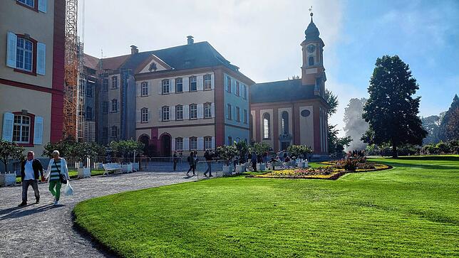 Der Nebel liegt noch über Insel und Schloss, doch die Sonne kämpft sich langsam durch. Noch ist wenig los vor den Absperrgittern, wo die ...
