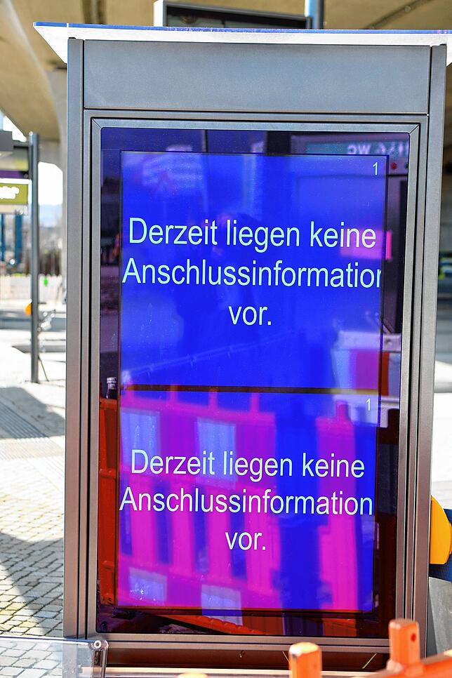 Eine elektronische Anzeigetafel beim Fernbusbahnhof.