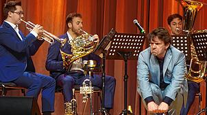Erzähler und Schauspieler Juri Tetzlaff und das Karidion Brass Quintett beim „Schildkröten-Cancan“. Foto: Roswitha Frey