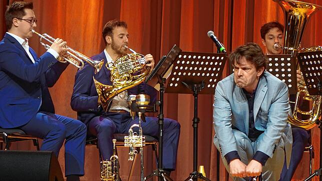 Erzähler und Schauspieler Juri Tetzlaff und das Karidion Brass Quintett beim „Schildkröten-Cancan“. Foto: Roswitha Frey