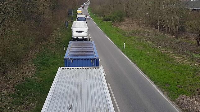 Lastwagen an Lastwagen reihte sich am Montagmorgen auf der B467 auf der Umleitungsstrecke in Richtung Tettnang.