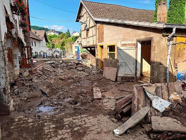Ein Bild der Zerstörung bietet sich, als das Hochwasser zurück gegangen ist. Links ist das Wohnhaus der Rentner Maria und Peter O. zu ...