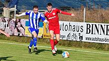 Er ist wieder da: Gabriel Müller (rechts, im Laufduell mit Jannik Kaiser von der SG Mettingen/Krenkingen beim Spiel im Oktober) mischte ...