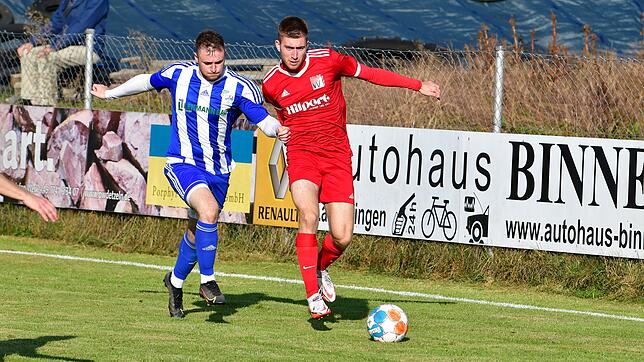 Er ist wieder da: Gabriel Müller (rechts, im Laufduell mit Jannik Kaiser von der SG Mettingen/Krenkingen beim Spiel im Oktober) mischte ...