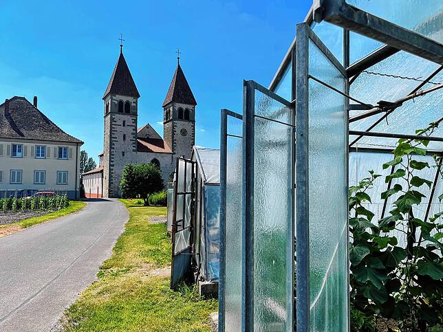 Die katholische Pfarrkirch St. Peter und Paul wurde im Jahr 799 geweiht und ist damit die dritte romanische Kirche auf der Insel. Sie ...