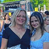 Mutter und Tochter auf der Festival: Renate Pfeifer mit Lisa (22), ihrer Älteren.