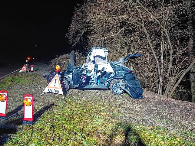 Mit einer Seilwinde bargen die Einsatzkräfte das Autowrack aus dem Bachbett.