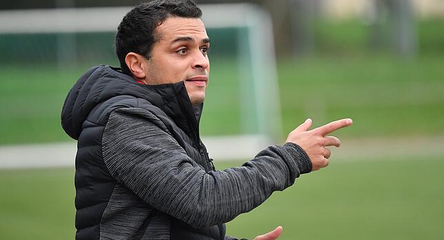 So geht&lsquo;s nicht: Trainer Giuseppe Stabile vom FSV Rheinfelden hat derzeit viel zu tun.