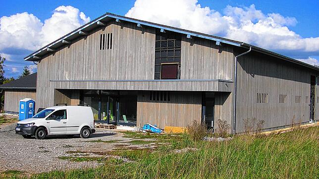 Ein Blick von außen auf die neue Haselbuckhalle in Grüningen. Die Holz-Außenfassade ist in Eigenregie von Mitgliedern verschiedener ...