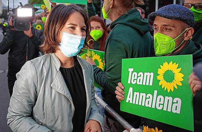 Annalena Baerbock umgeben von Unterstützern bei der Ankunft zum dritten TV-Triell von ProSieben und Sat.1 in Berlin-Adlershof.