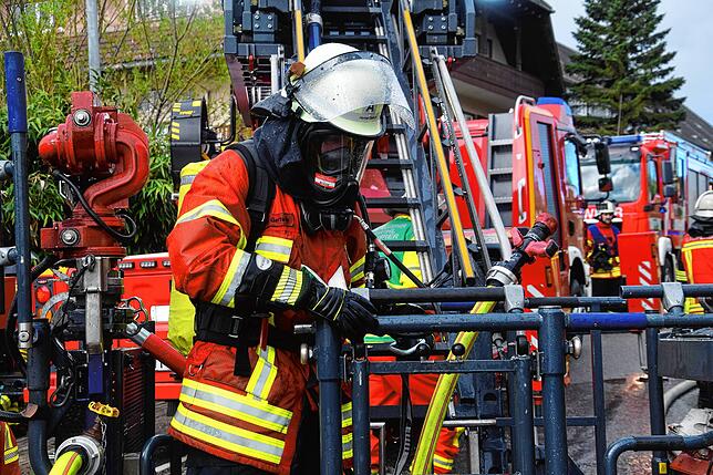 Bild 20: Feuer im Mehrfamilienhaus: Bilder vom Großeinsatz