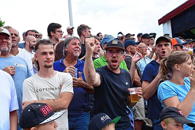 Bild 27: Pokalspiel  gegen Heidenheim: Fans feiern FC 08 Villingen trotz Niederlage