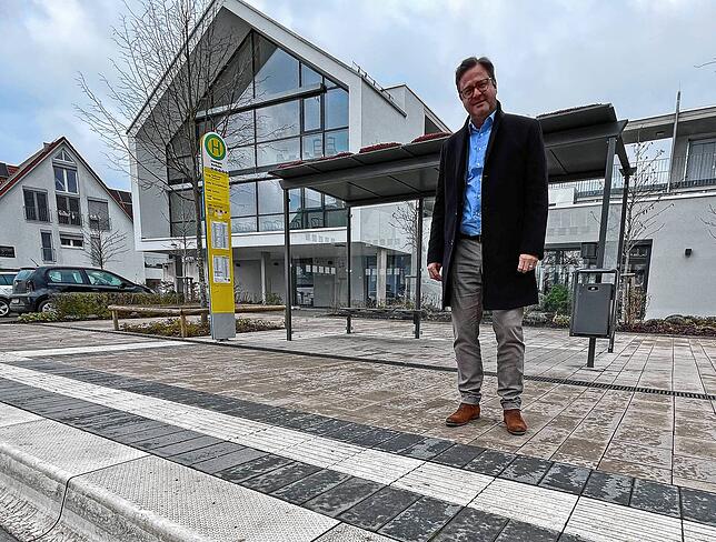 Fertiggestellt sind der Vorplatz des Mehr-Generationen-Hauses und die barrierefreien Bushaltestellen an der Hauptstraße. Damit sieht ...