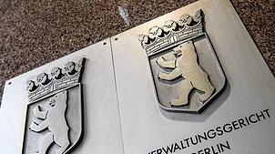 Ein Hinweisschild weist auf das Verwaltungsgericht Berlin hin.