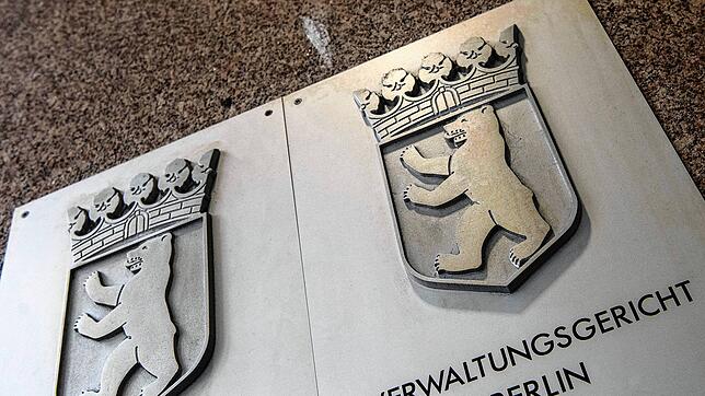 Ein Hinweisschild weist auf das Verwaltungsgericht Berlin hin.