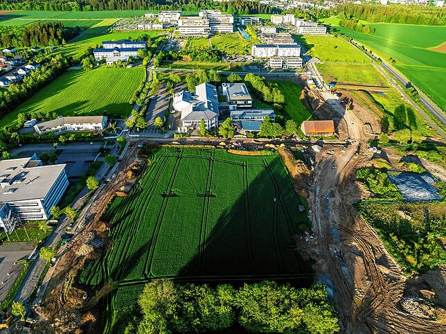 Auf dieser grünen Wiese soll das Vias Zentrum entstehen.