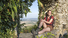 SÜDKURIER-Mitarbeiterin Katja Huber auf dem Mägdeberg im Hegau mit herrlicher Aussicht.