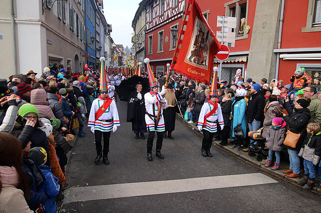 Die Stadtmusik Elzach im Gewand der Taganrufer mit Narreneltern beim großen Umzug im Rahmen des Narrentages des Viererbundes in Überlingen.