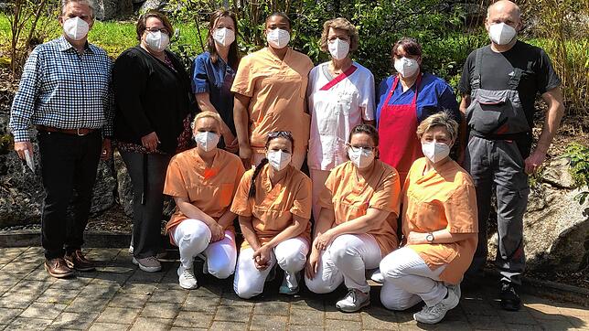 Das Team des Wohnpflegezentrums Donauresidenz arbeitet mit Mundschutz: eine der erschwerten Arbeitsbedingungen unter denen die ...