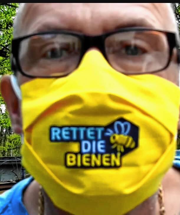 Sein zweites Modell trägt die Aufschrift: &bdquo;Rettet die Bienen&ldquo;