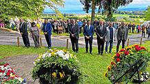 Juli 2022: Stilles Gedenken für die Opfer des Flugzeugabsturzes von Überlingen. Im Hintergrund Johanna Findeisen, die sich laut ihren ...