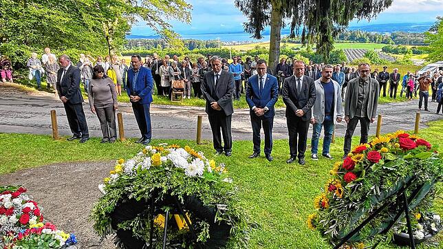 Juli 2022: Stilles Gedenken für die Opfer des Flugzeugabsturzes von Überlingen. Im Hintergrund Johanna Findeisen, die sich laut ihren ...