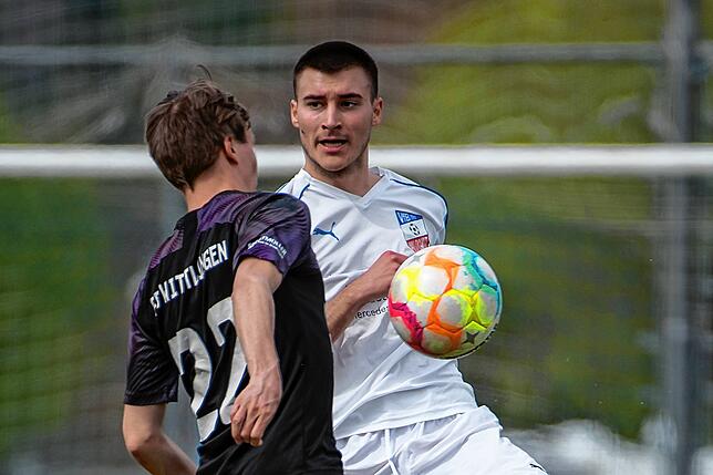 Basis zum Sieg: Vor der Pause schoss Luka Bartolovic (rechts, gegen Etienne Leisinger) die 2:0-Führung für den VfB Waldshut heraus. Nach ...