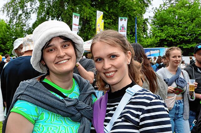 Bild 17: Strahlende Festival-Fans! Am ersten Nachmittag steigt die Stimmung
