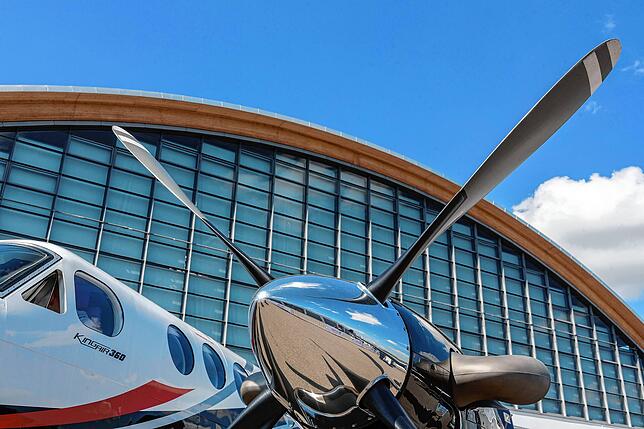 Ein Flugzeug auf dem Messegelände Friedrichshafen.