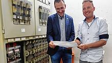 Im Technikraum der Eissporthalle informiert Projektleiter Cedrick Kübeck (rechts) Bürgermeister Christian Dröse über die geplante ...