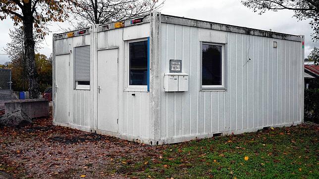 In diese Container in Bannholz sollen Obdachlose einziehen. Die Gemeinde Weilheim kauft die bislang gemieteten Container und führt an ...