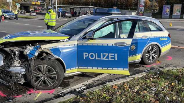 Ziemlich ramponiert: Ein Konstanzer Polizeiwagen ist nach einem selbst verschuldeten Crash an der Kreuzung Sternenplatz Ende 2024 Schrott.