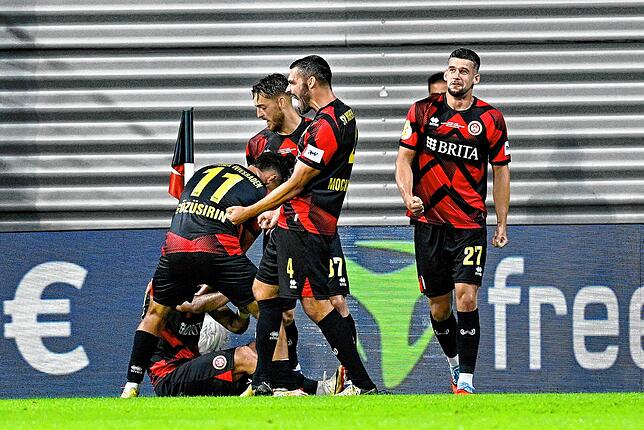 Die Spieler von Wehen Wiesbaden bejubeln ein Tor.