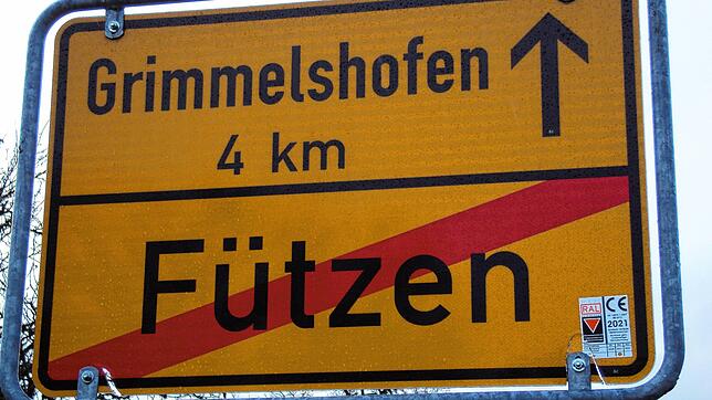 Es steht noch, weist aber Beschädigungen auf: Doch am 12. November wurde versucht, das Ortsschild von Fützen am Ortsausgang in Richtung ...