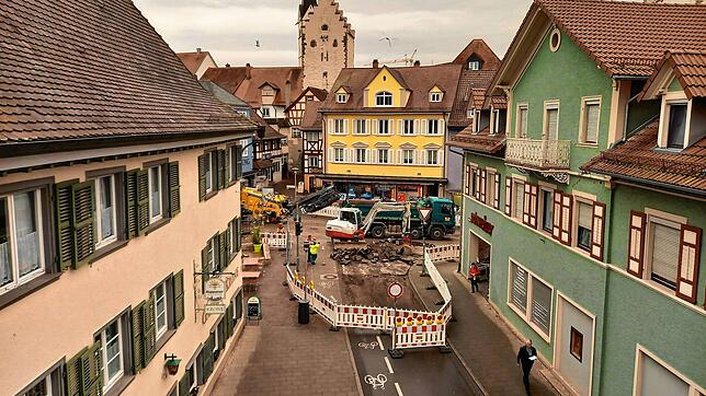 Nach der Einrichtung der Baustelle am Montag, begannen am Dienstagvormittag die Bauarbeiten am Stadtgraben. Großflächig wurde von einem ...