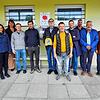 Nur mit Weitwinkel waren alle Anwesenden bei der symbolischen Einweihung der Defibrillatoren am Clubhaus des TSV Bodman auf das Bild zu ...