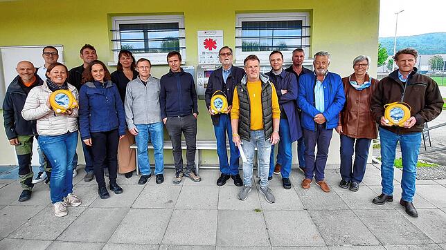 Nur mit Weitwinkel waren alle Anwesenden bei der symbolischen Einweihung der Defibrillatoren am Clubhaus des TSV Bodman auf das Bild zu ...
