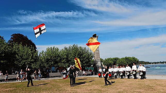 Bild 27: Konstanzer Seenachtfest 2022: Einheimische und Gäste feiern im Stadtgarten