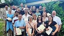 Insgesamt 47 Blutspenderinnen und Blutspender wurden von Oberbürgermeister Bernd Häusler mit goldenen Ehrennadeln und Geschenken ...