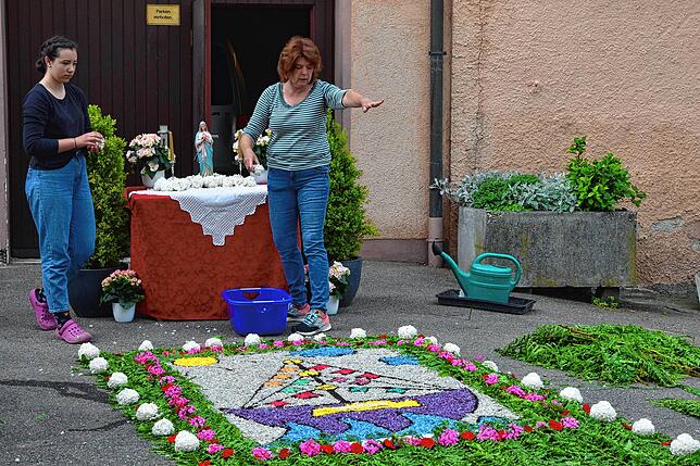 Da könnten noch ein paar Blüten hin: Hanna Scherzinger und Monika Beder vor ihrem Kunstwerk in der Spitalstraße.