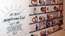 Im Eingangsbereich des Mutter-Kind-Zentrums sind Bilder der &bdquo;Neuzugänge&ldquo; aufgehängt.   2021 wurden hier 46 Kinder mehr als ...