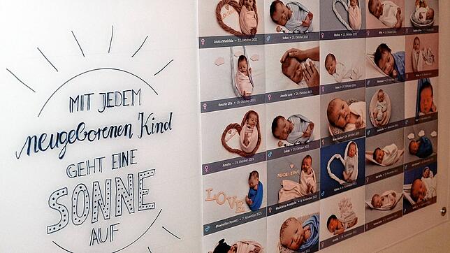 Im Eingangsbereich des Mutter-Kind-Zentrums sind Bilder der &bdquo;Neuzugänge&ldquo; aufgehängt.   2021 wurden hier 46 Kinder mehr als ...
