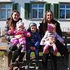 Alina (links) und Anna Vollert mit Mia, Mischa und Liliana im Park um die Ecke von ihrer Wohnung.
