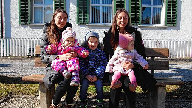 Alina (links) und Anna Vollert mit Mia, Mischa und Liliana im Park um die Ecke von ihrer Wohnung.