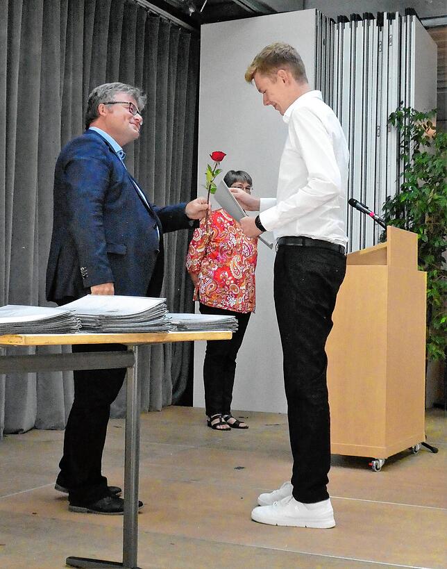 Bild 27: In der Aula des Gymnasiums wurden den 65 Abiturienten feierlich ihre Zeugnisse überreicht