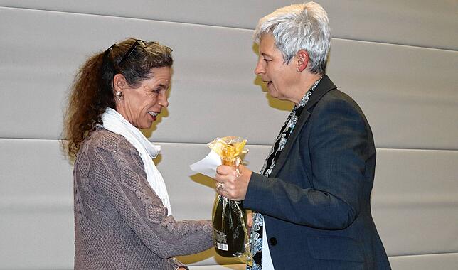 Bürgermeisterin Roswitha Beck dankte von Herzen der Schmuckdesignerin und Kunsthandwerkerin Eva Hembach (links) und (dem leider ...