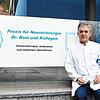 Der Singener Neurochirurg Aram Bani. Er hat seine Praxis in Räumen, die er vom Singener Krankenhaus mietet. Gegen das Ende der ...