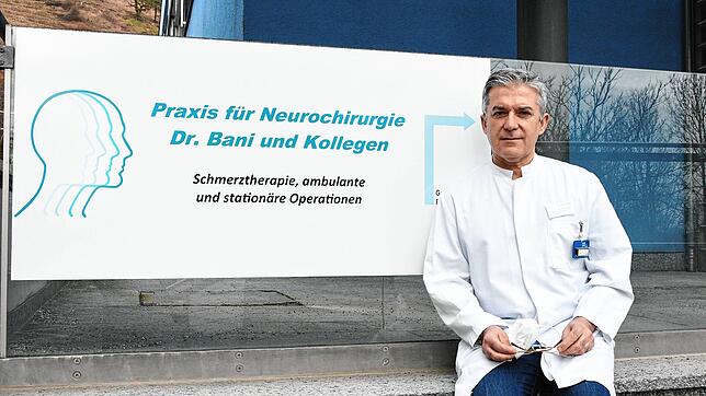 Der Singener Neurochirurg Aram Bani. Er hat seine Praxis in Räumen, die er vom Singener Krankenhaus mietet. Gegen das Ende der ...